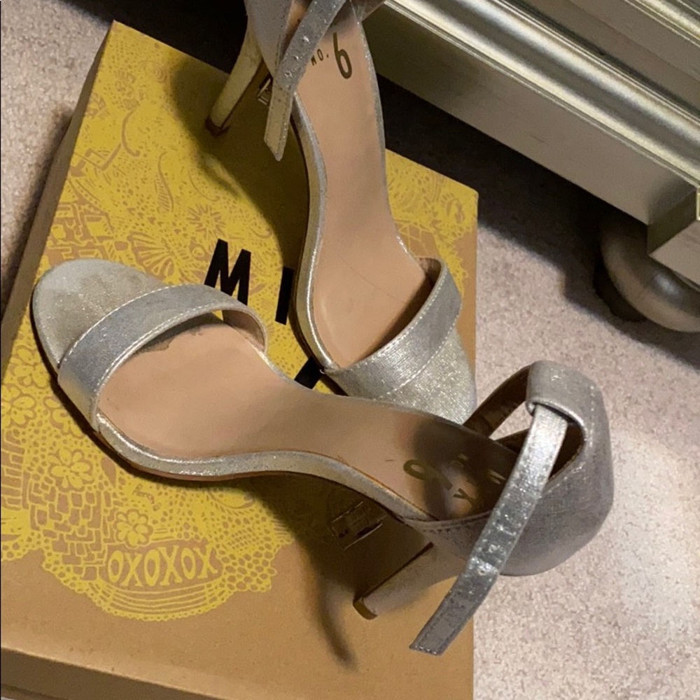 Silver heels - Picture 2 of 2